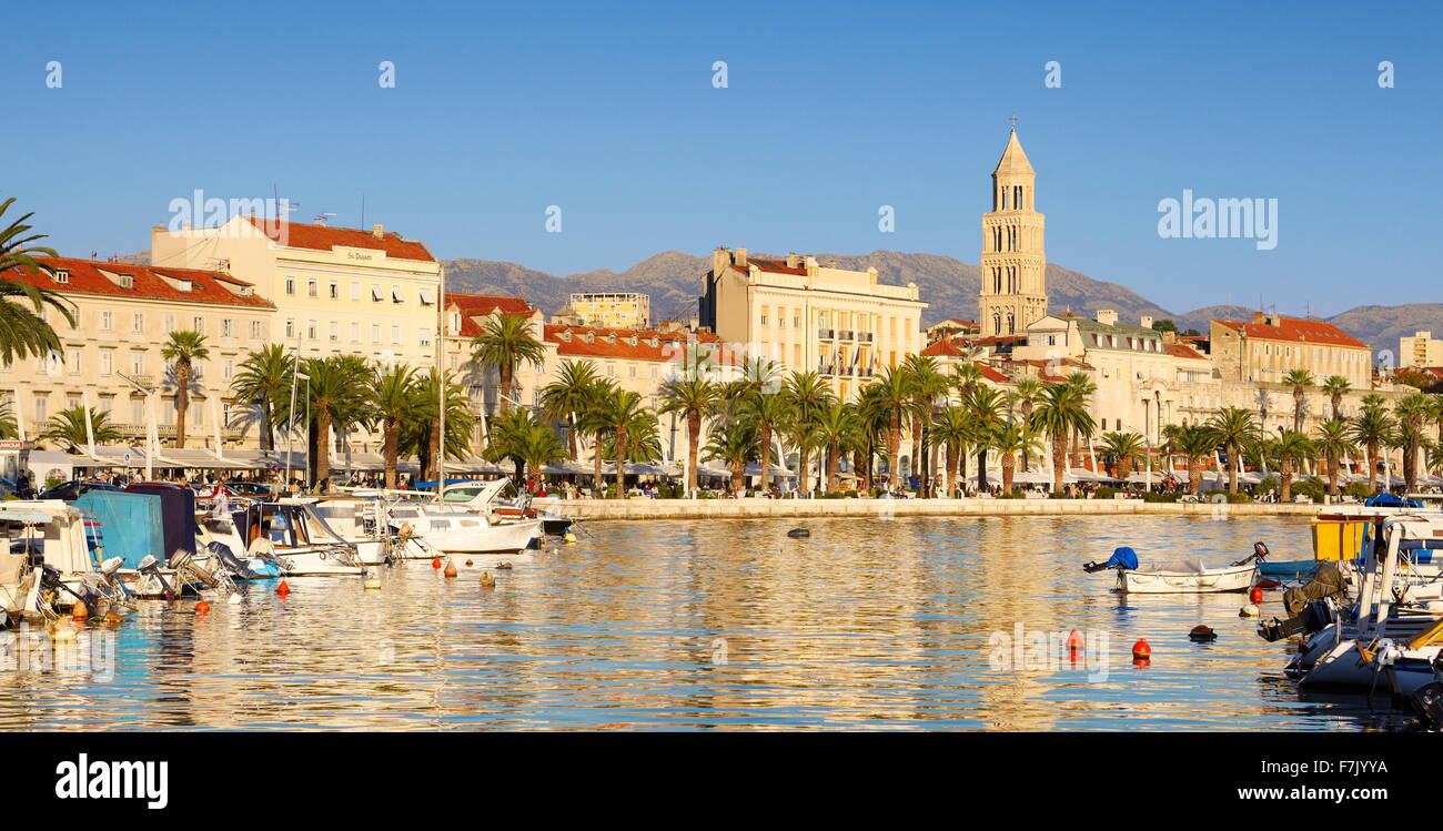 Dividir vista frente al mar, al puerto de Split (Croacia) Foto de stock