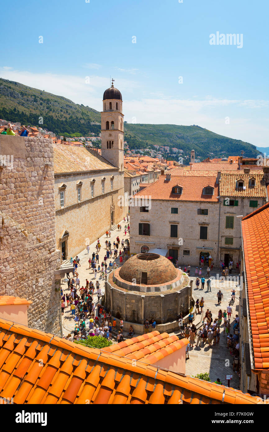 Dubrovnik, del condado de Dubrovnik-Neretva, en Croacia. La gran fuente de Onofrio. La ciudad vieja de Dubrovnik es una Heritag mundial UNESCO Foto de stock