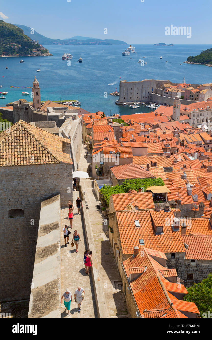 Dubrovnik, del condado de Dubrovnik-Neretva, en Croacia. Vista sobre los tejados del casco antiguo de la ciudad desde la torre Minceta. Barcos en el Puerto Viejo. Foto de stock
