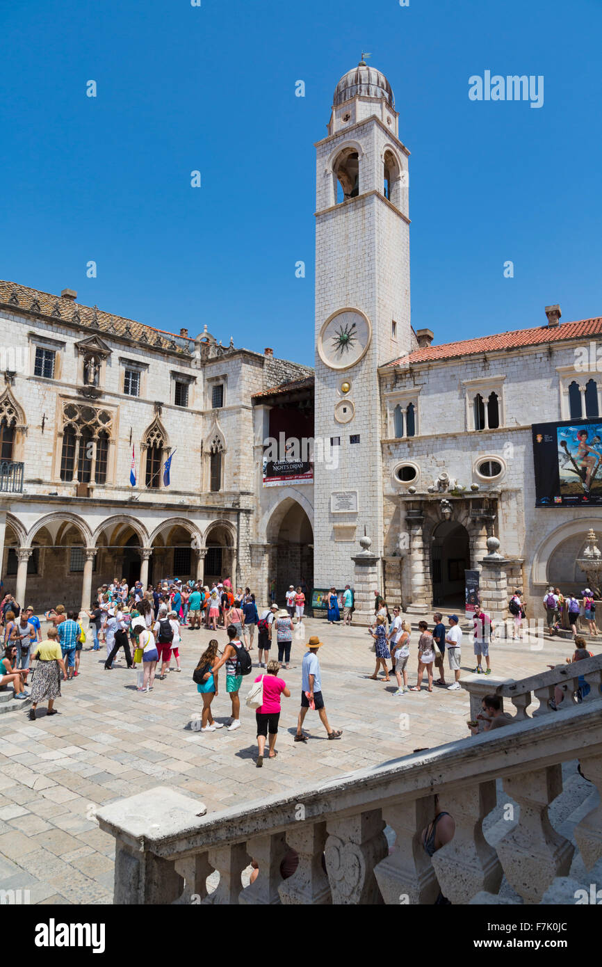 Dubrovnik, del condado de Dubrovnik-Neretva, en Croacia. Plaza Luza en el casco antiguo de la ciudad. La torre del campanario. Foto de stock