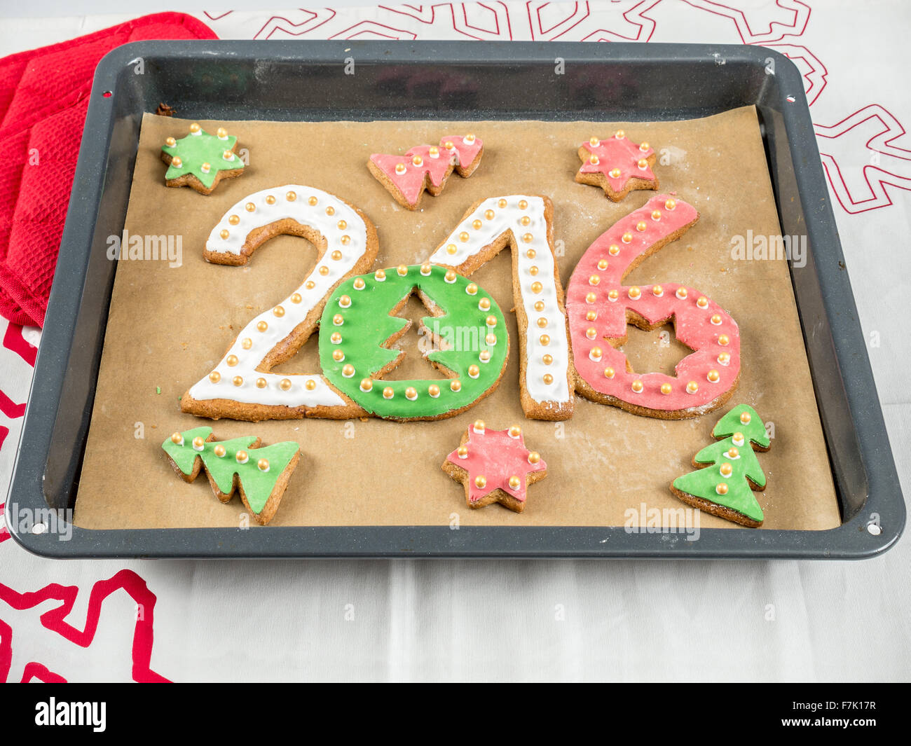 Caseras galletas de jengibre en forma de dígitos del Año Nuevo 2016 en la bandeja para hornear. Foto de stock