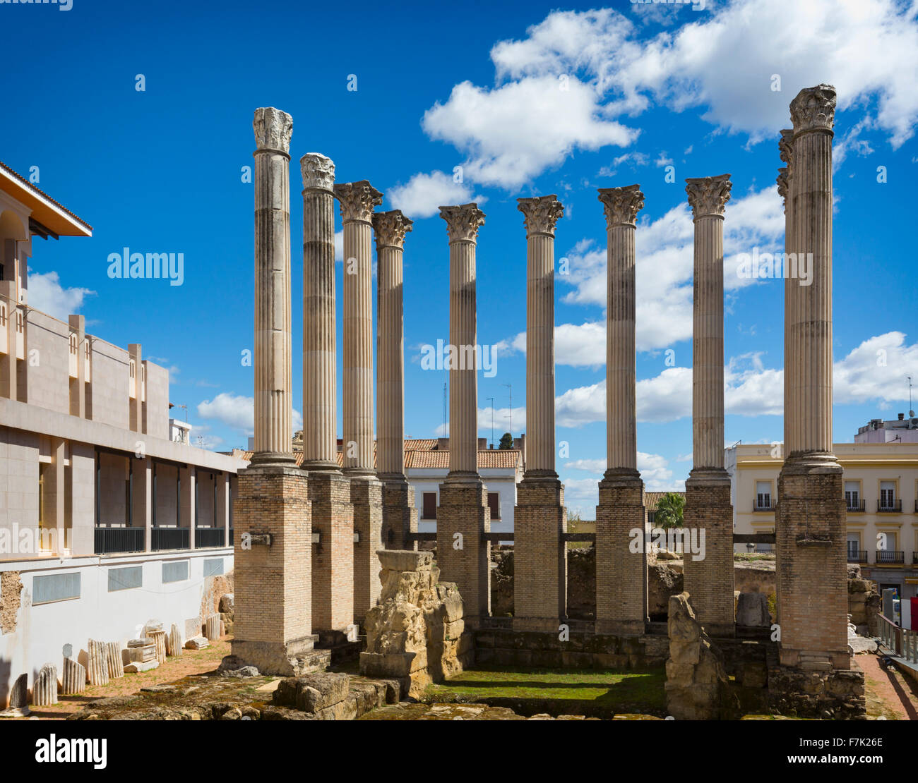 Córdoba, provincia de Córdoba, Andalucía, sur de España. Columnas con capiteles corintios del siglo I A.C. el templo romano. Foto de stock