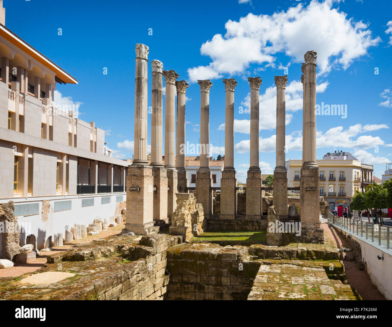 Córdoba, provincia de Córdoba, Andalucía, sur de España. Columnas con capiteles corintios del siglo I A.C. el templo romano. Foto de stock