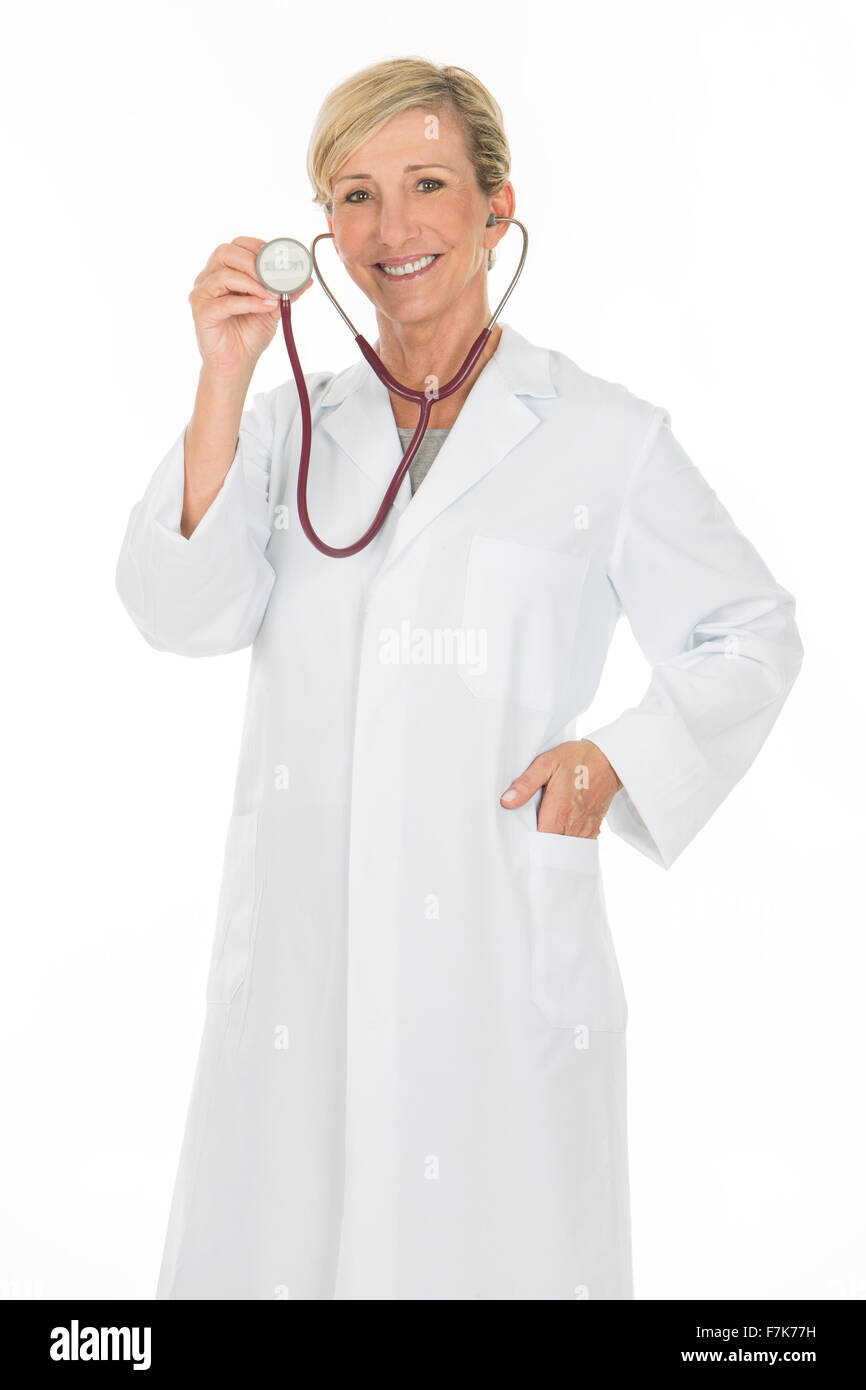 Mujer de mediana edad médico con estetoscopio Foto de stock