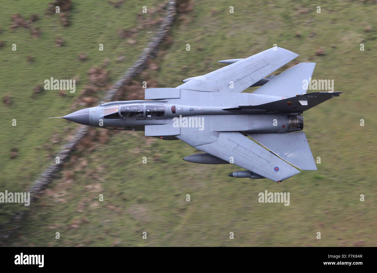 Aviones Tornado GR4 de la RAF en un bajo nivel volando el ejercicio en el País de Gales, Reino Unido, Mayo 2015. Foto de stock