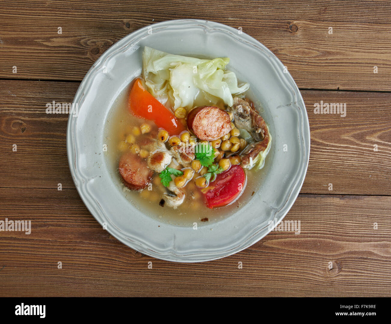 El puchero - estofado oriundo de España, preparado inMexico, Argentina,  Colombia, Paraguay, Uruguay. Los ingredientes básicos del caldo Fotografía  de stock - Alamy