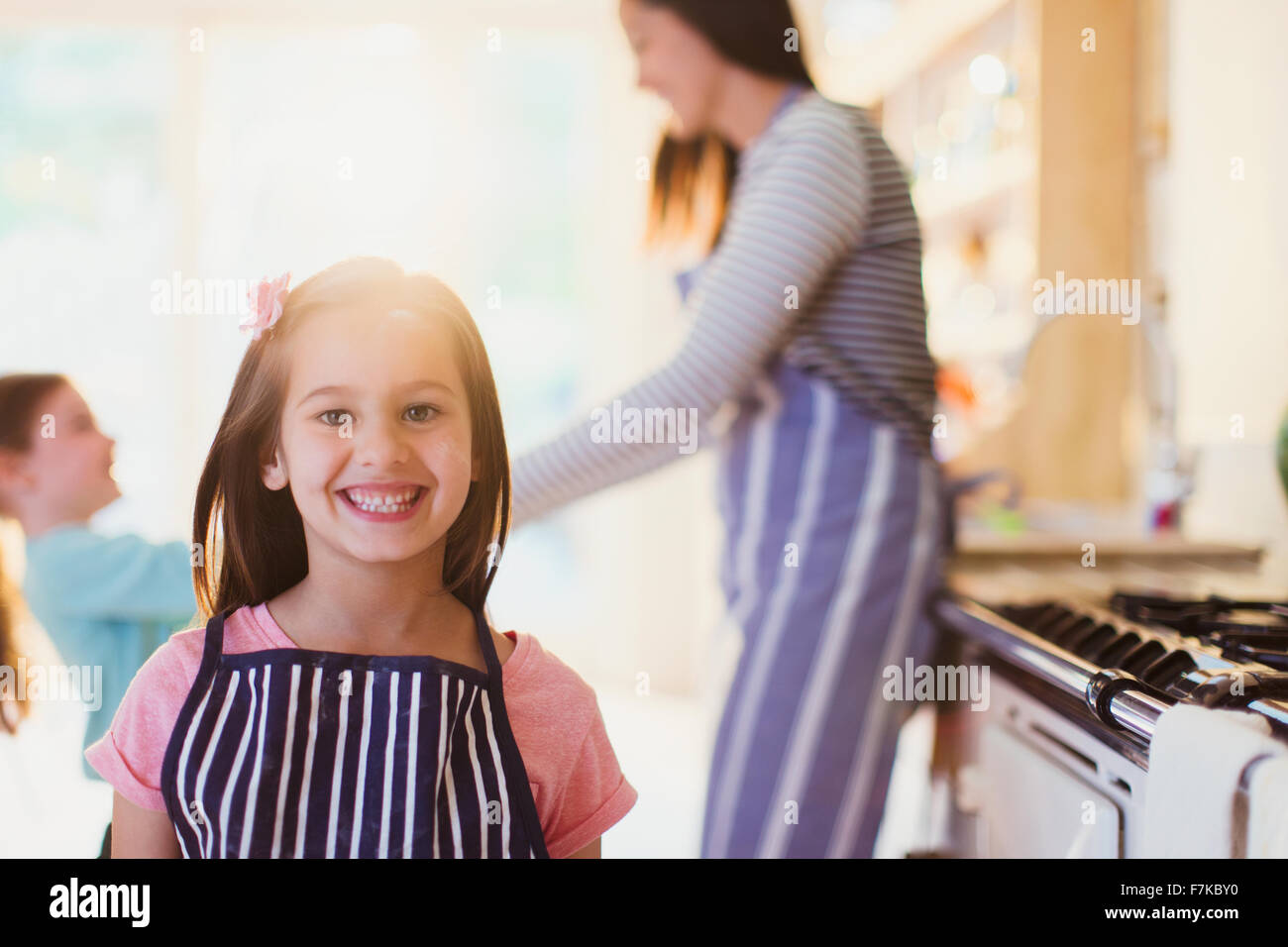 Retrato entusiasta chica con gran sonrisa en la cocina Foto de stock