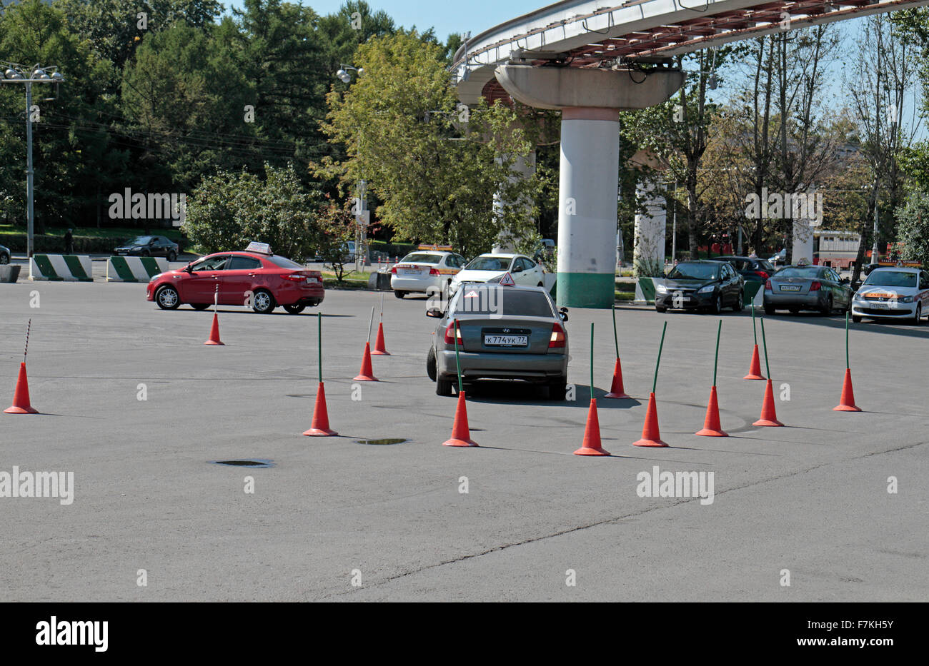 Los conductores de los alumnos en un curso de conducción en un aparcamiento cerca de VDNKh, Moscú, Rusia. Foto de stock