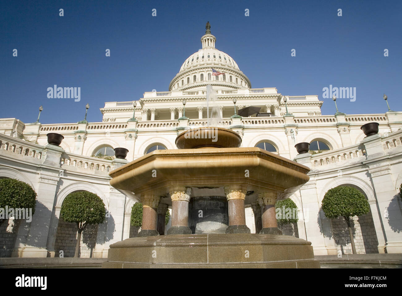 Fuente de agua con Capitolio de EE.UU. en el fondo, Washington, D.C. Foto de stock