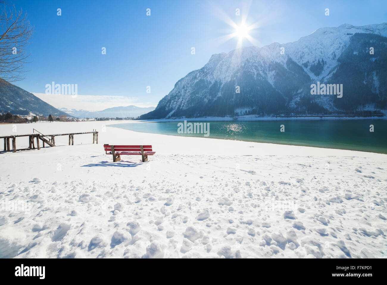 En invierno el paisaje de montaña en un día soleado. Achensee, Austria, Tirol Foto de stock
