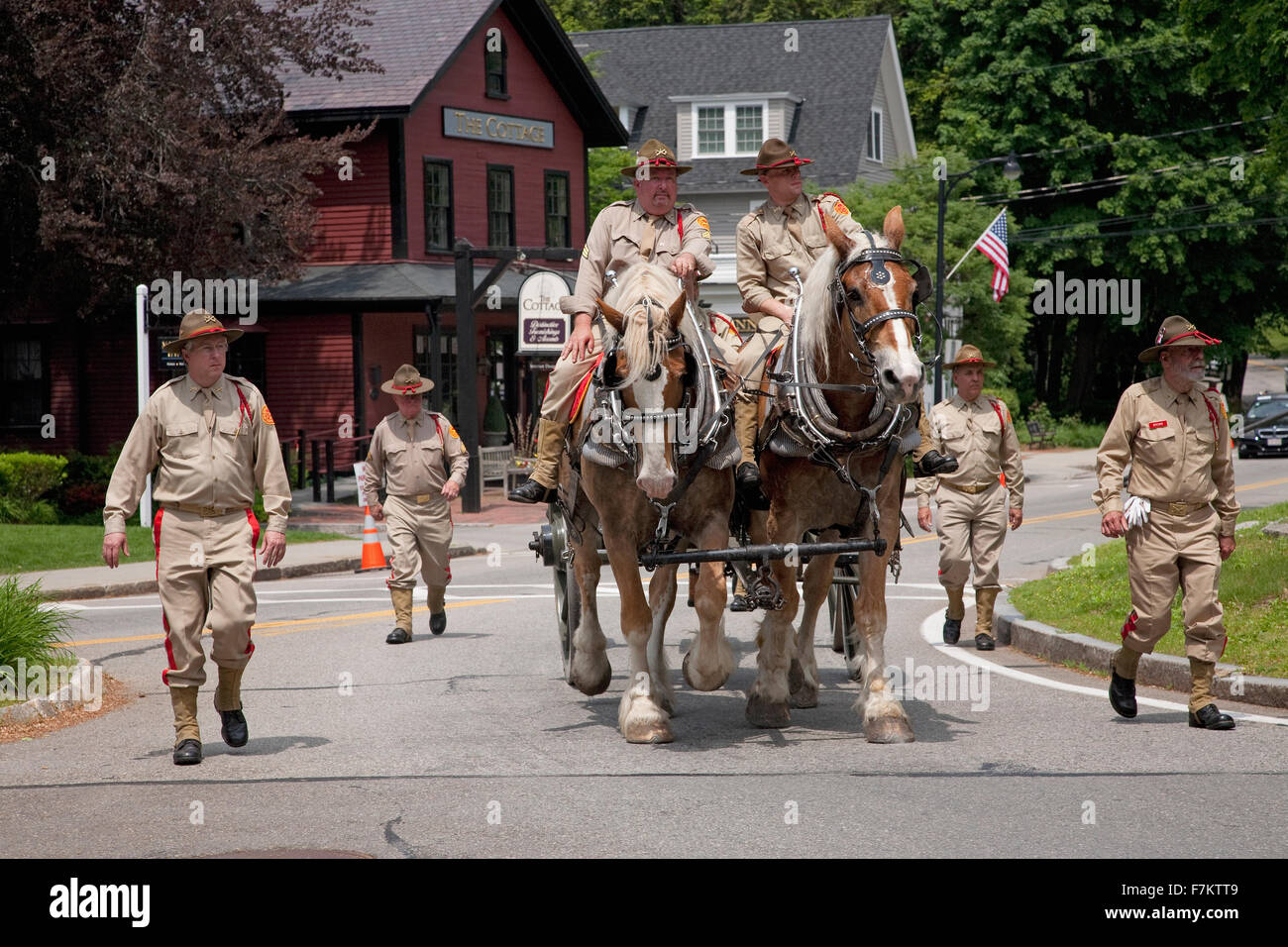 Los veteranos con caballos de marzo a través de la concordia para honrar a los soldados caídos de todas las guerras americanas, Memorial Day, 2011, Concord, MA Foto de stock
