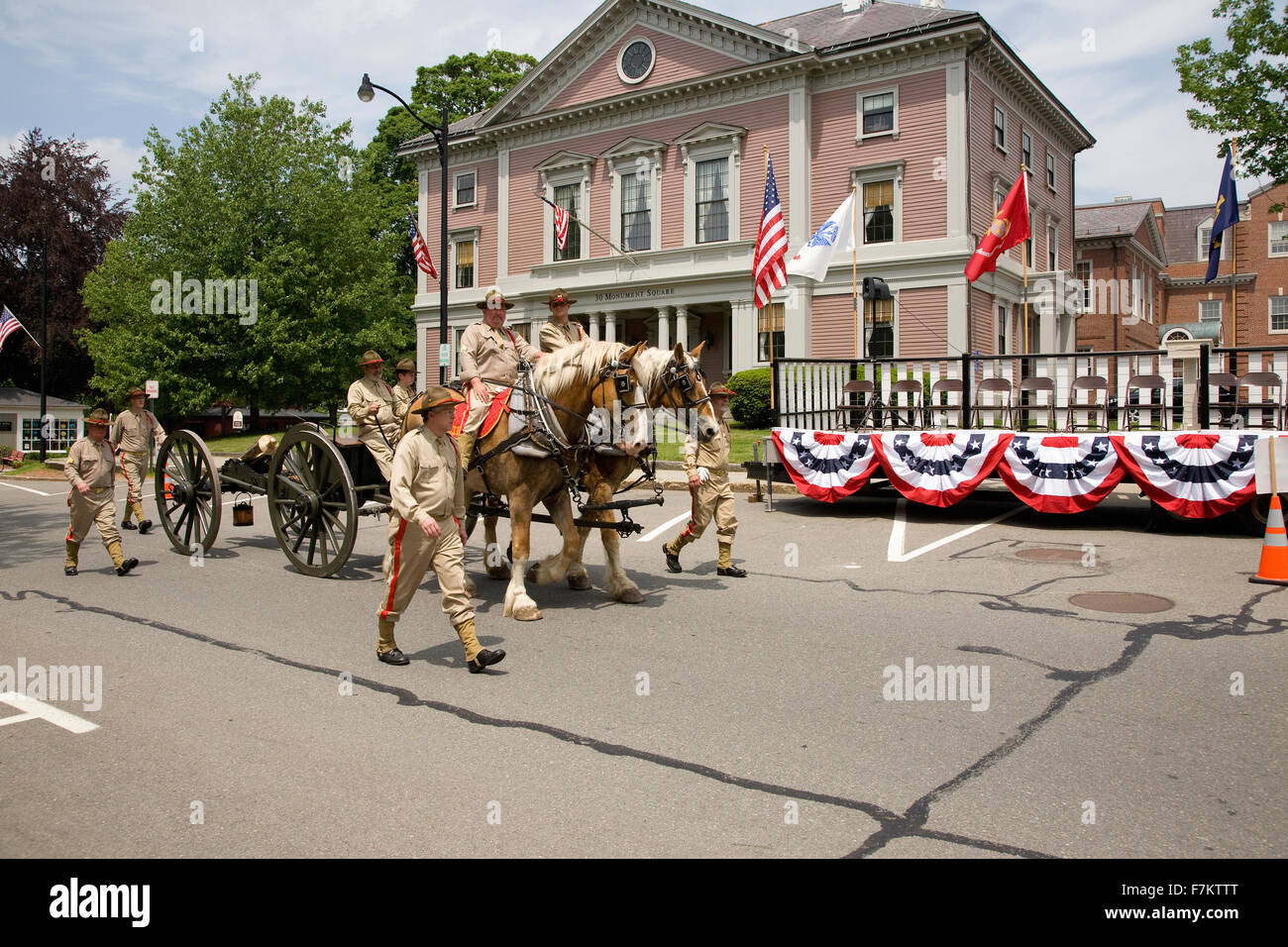 Los veteranos con caballos de marzo a través de la concordia para honrar a los soldados caídos de todas las guerras americanas, Memorial Day, 2011, Concord, MA Foto de stock