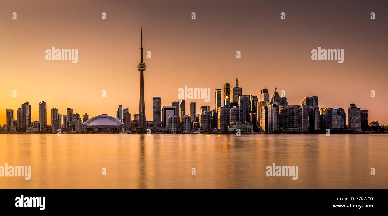 Toronto panorama al atardecer visto desde la isla Harbor Park Foto de stock