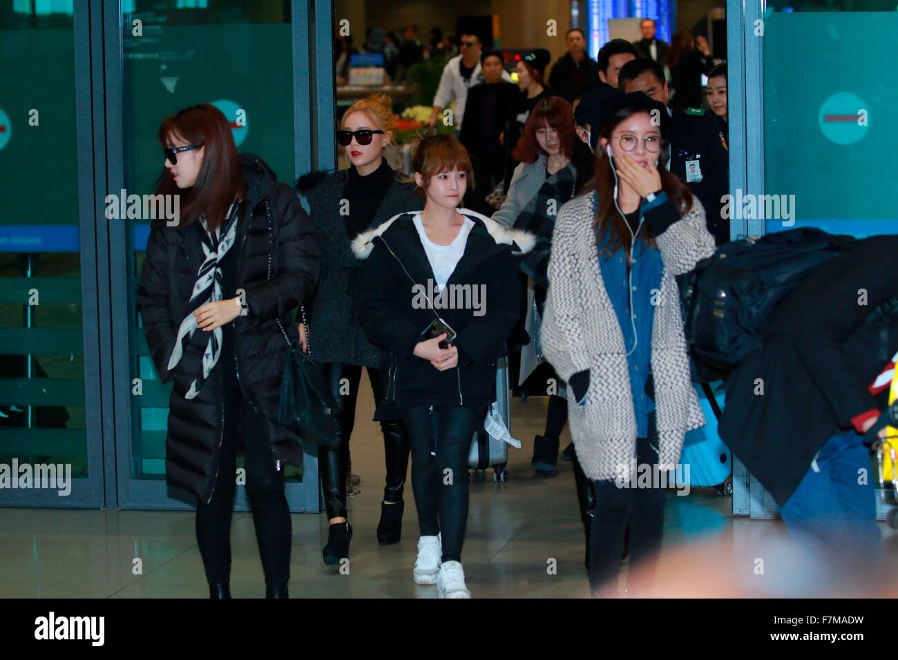 Después de la escuela UEE, miembro Kwang-Soo Jong-Kook Kim, Lee y Jun-ho Sun vuela a Hong Kong para 2015 Mnet Asian Music Awards en Seúl, Corea del Sur el 01 de diciembre de 2015.(China y Corea del Sur) Foto de stock