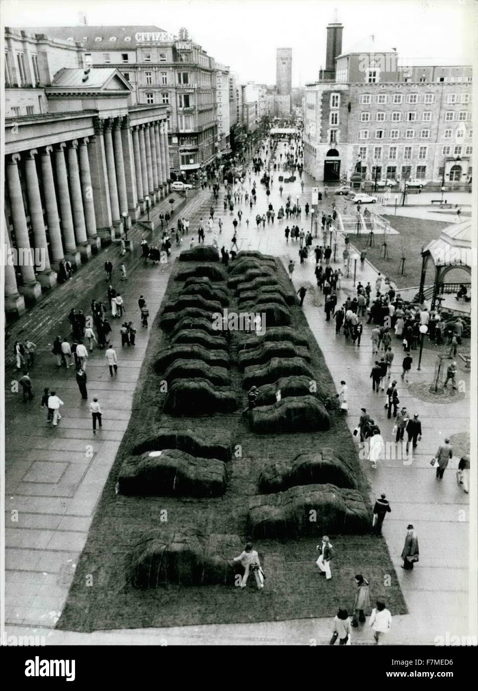 1963 Stuttgart West Germany Un Cambio En Relacion Con La Exposicion Naturaleza Y Ciudad El Munich West Germany Arquitecto Hermann Grub Tenia Una Idea Especial Para Llamar La Atencion A Si Mismo Y A La https www alamy es foto 1963 stuttgart west germany un cambio en relacion con la exposicion naturaleza y ciudad el munich west germany arquitecto hermann grub tenia una idea especial para llamar la atencion a si mismo y a la exposicion naturaleza y ciudad en stuttgart west germany hizo un happening para sensibilizar a las personas de su entorno el resultado de su accion se ve aqui imagen 30 coches que estan ocultas bajo pedazos de hierba este es sin duda en lugar de una idea original de la artista que tambien causo sensacion con su actuacion en bruselas paris francia belgica y 90804818 html