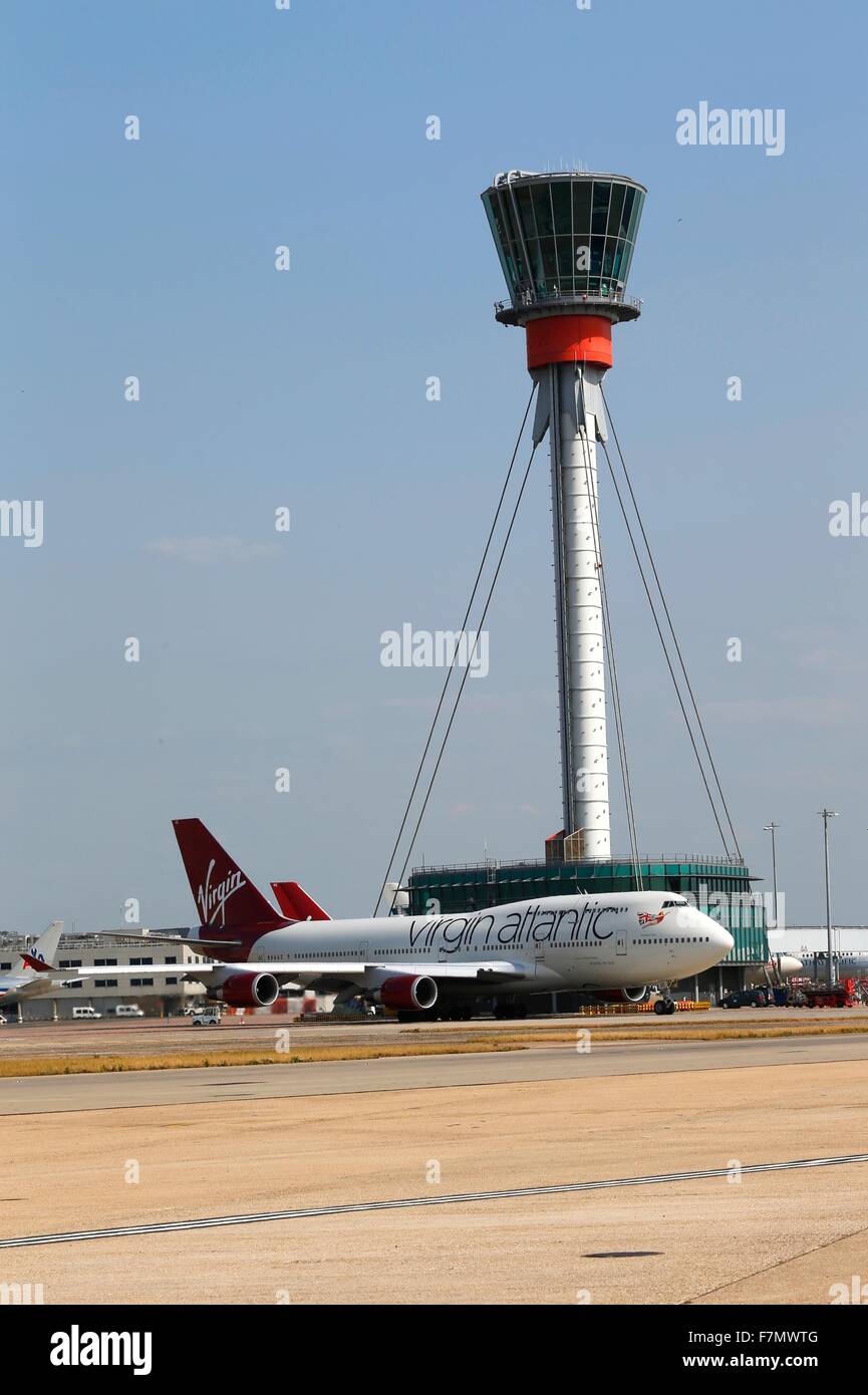 Torre de Control del tráfico aéreo en el aeropuerto de Heathrow en Londres Foto de stock
