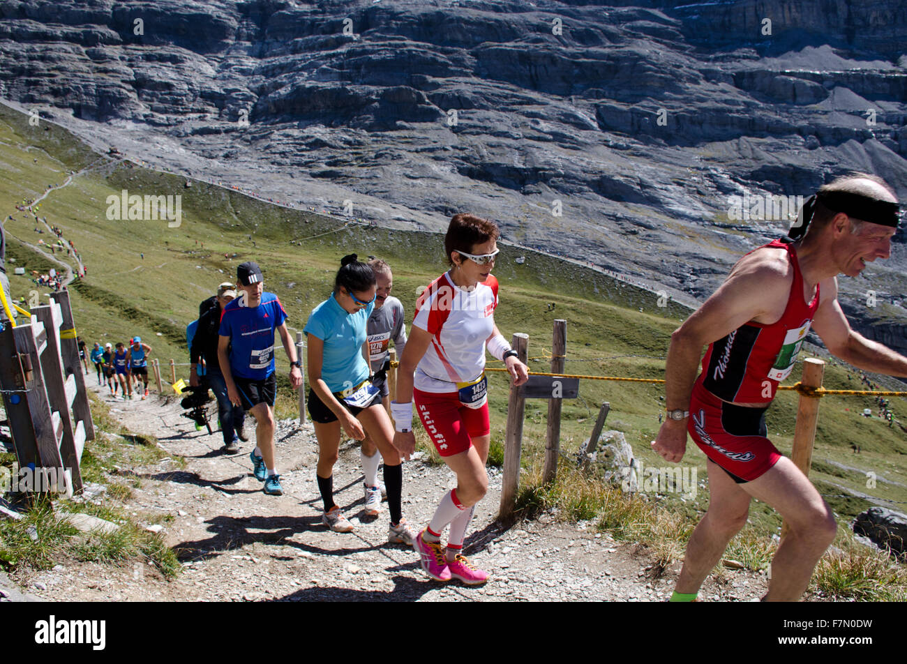 Los corredores en la morrena glaciar y el último tramo cuesta arriba durante 2015 maratón de montaña de Jungfrau desde Interlaken hasta Kleine Scheide Foto de stock