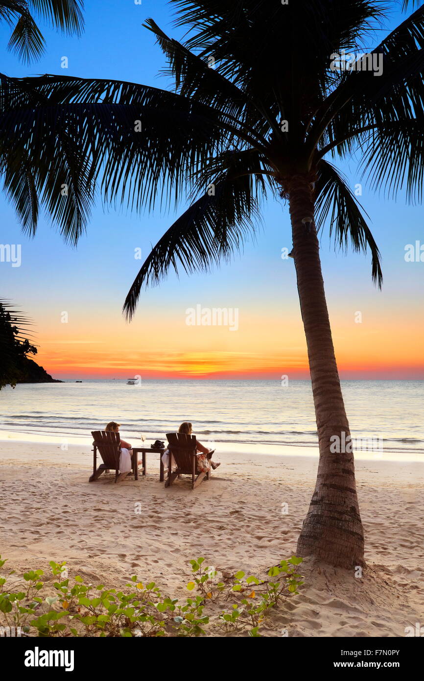 Turista en la playa tropical después del atardecer, Isla de Koh Samet, Tailandia Foto de stock