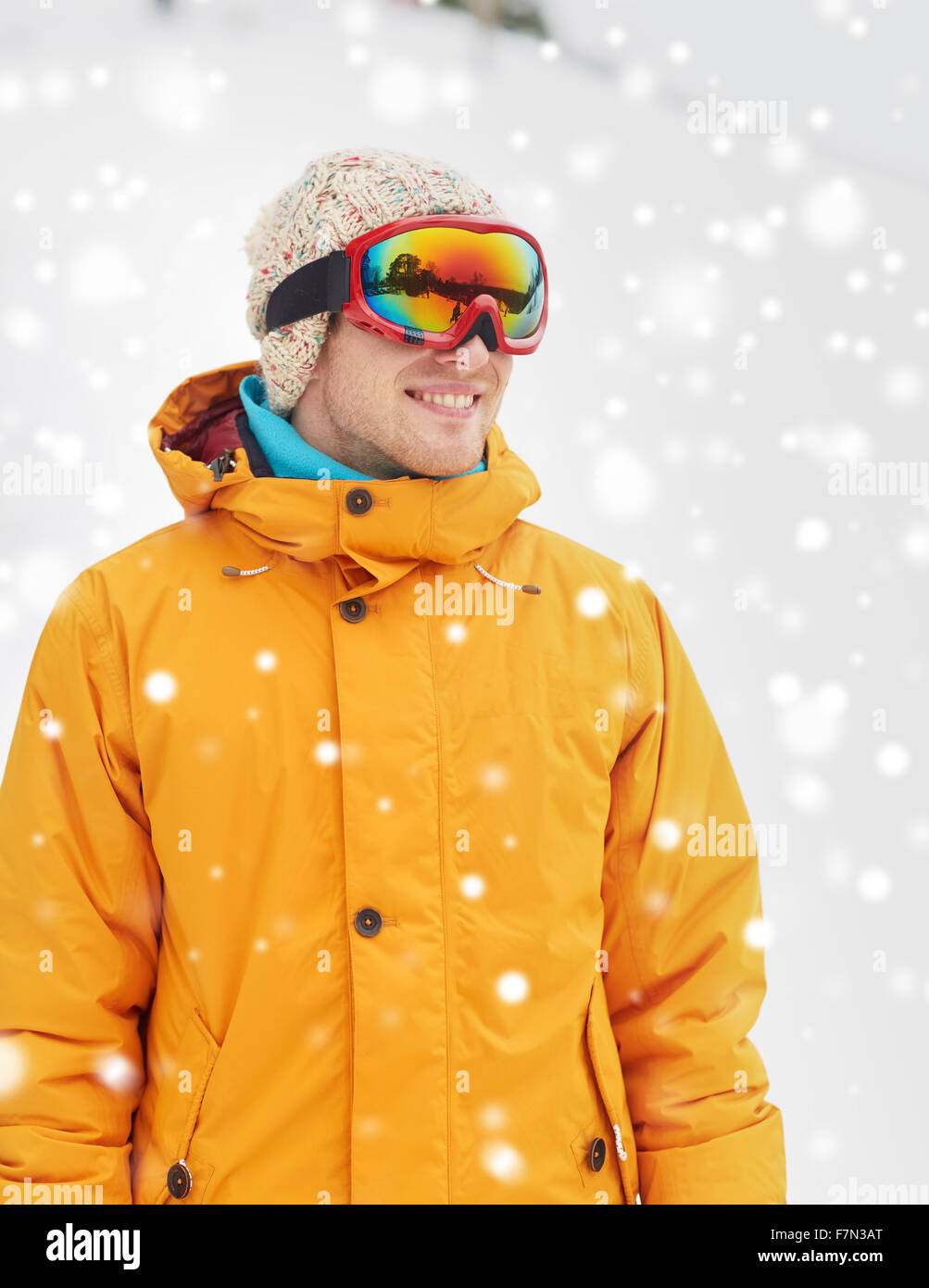 Feliz joven gafas de esquí al aire libre Foto de stock