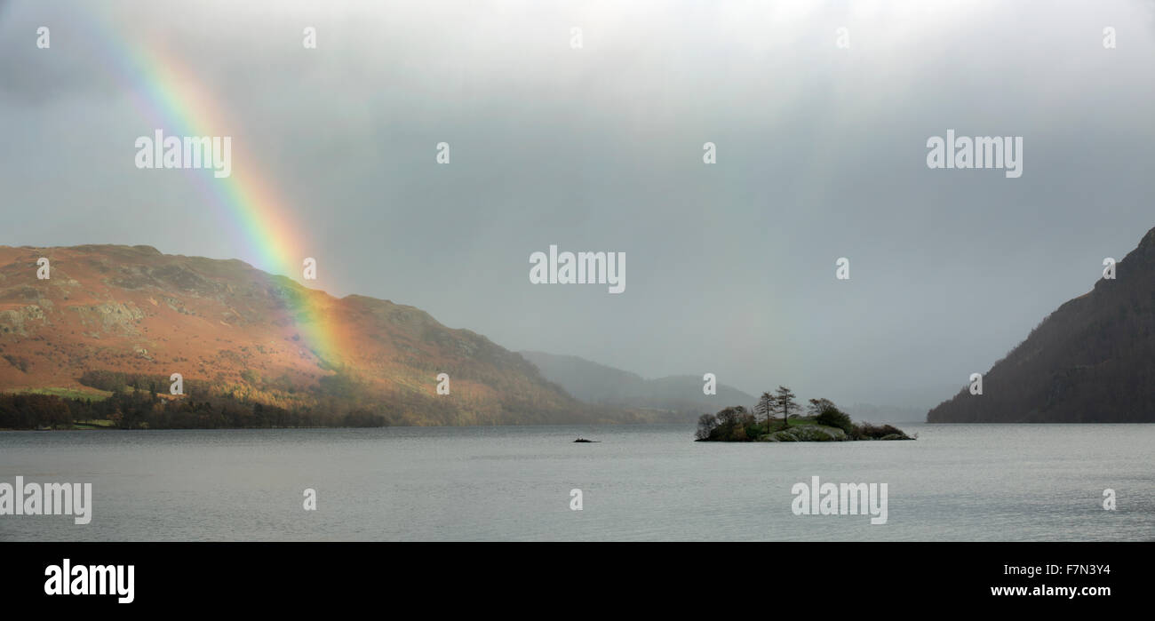 Rainbow y duchas en Ullswater Noviembre de 2015 Foto de stock