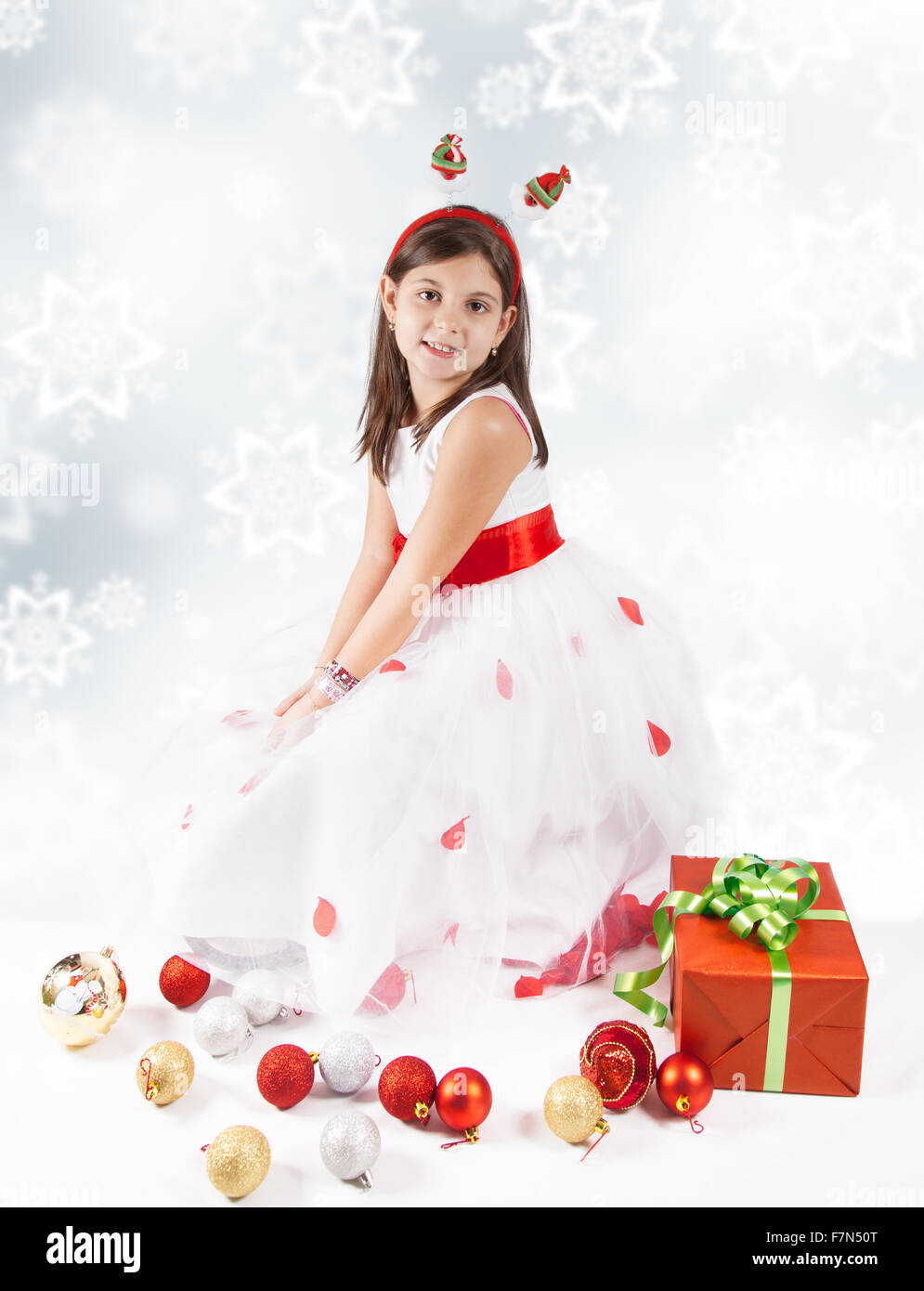 Retrato de un niño de 8 años de edad vestidos para fiesta de Navidad Fotografía de stock - Alamy Retrato de un niño de 8 años de edad vestidos para fiesta de Navidad Fotografía de stock - Alamy