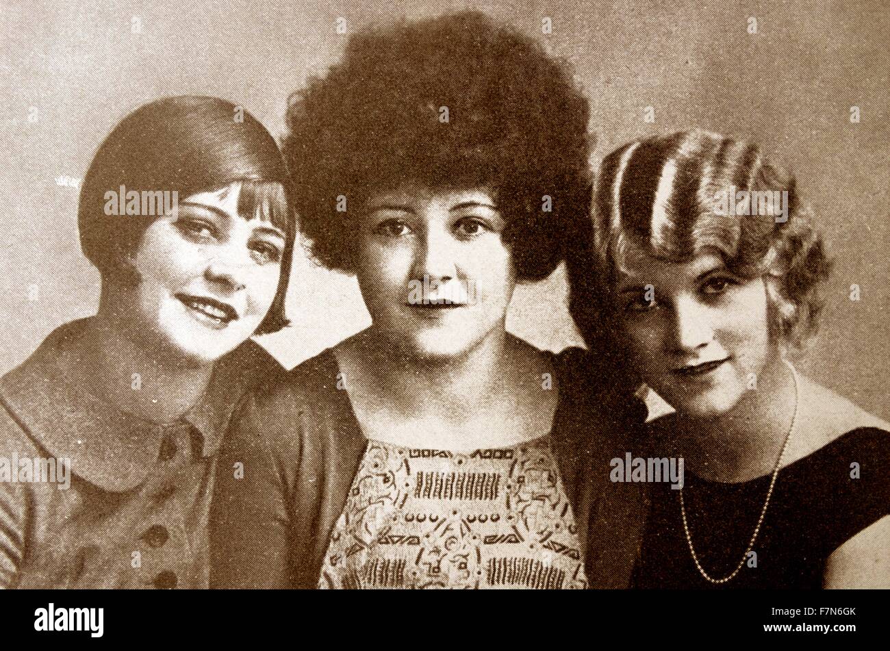 Aunque estos tres estilos muy diferentes parecen cómicas, eran consideradas chic en la década de 1920, cuando se puso de moda El pelo corto. Foto de stock