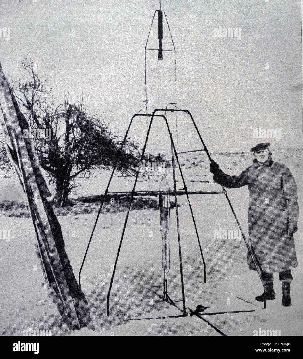 Robert Hutchings Goddard (5 de octubre de 1882 - 10 de agosto de 1945), ingeniero estadounidense, profesor, físico e inventor que se acredita con creando y construyendo el primer cohete de combustible líquido, que había estado experimentando desde hace varios años con cohetes, lanzó el primer cohete de propulsión líquida, que se muestra aquí. Cubrió una distancia de 184 pies. a una velocidad media de 64 mph. Foto de stock