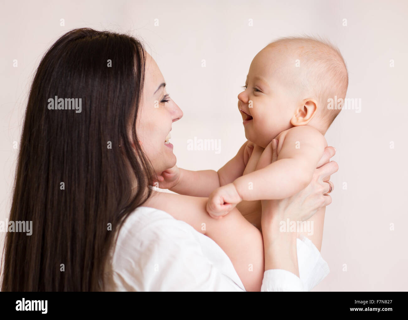 Madre sosteniendo sonriente baby boy Foto de stock