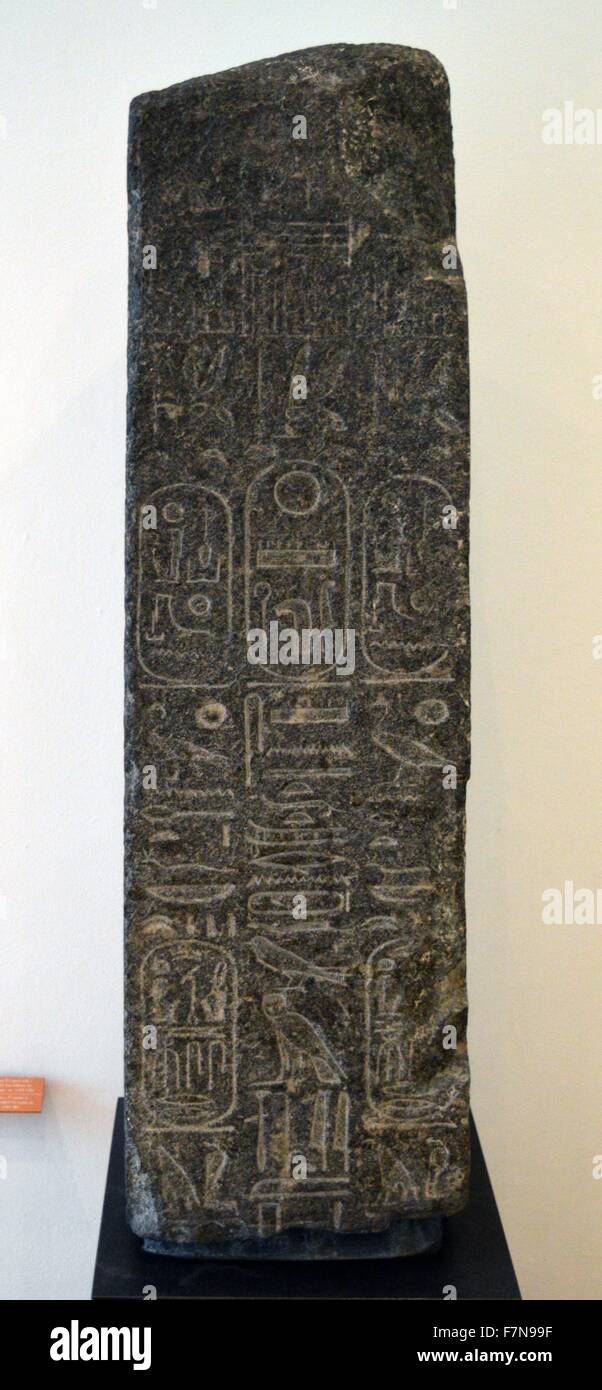 Pilares de granito con inscripciones jeroglíficas. Con fecha de 1305 A.C. Foto de stock