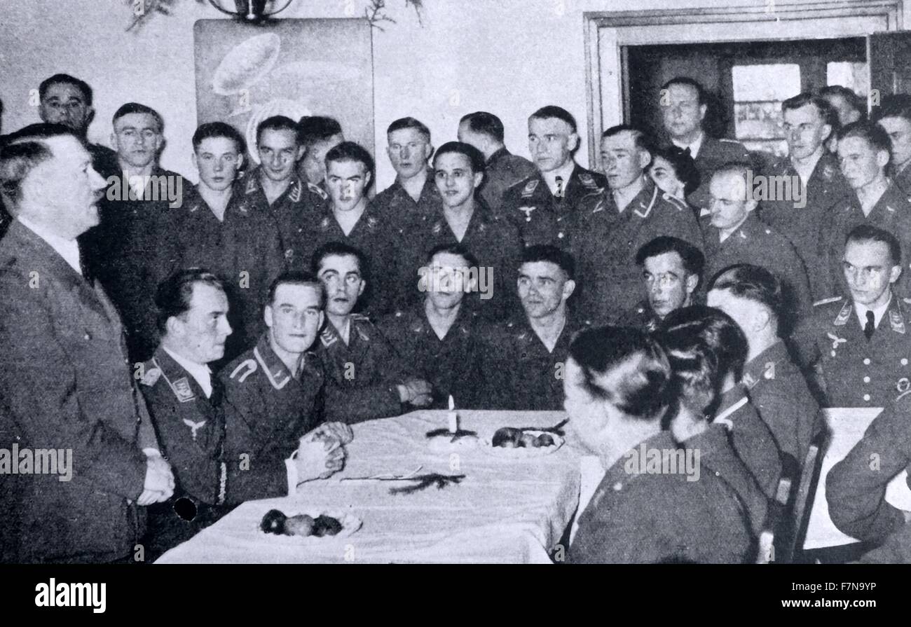 Fotografía de Adolf Hitler reunión aviadores nazis en Navidad. Él se dirige al personal de un aeródromo en las proximidades de la parte delantera durante su recorrido. Fecha 1939 Foto de stock