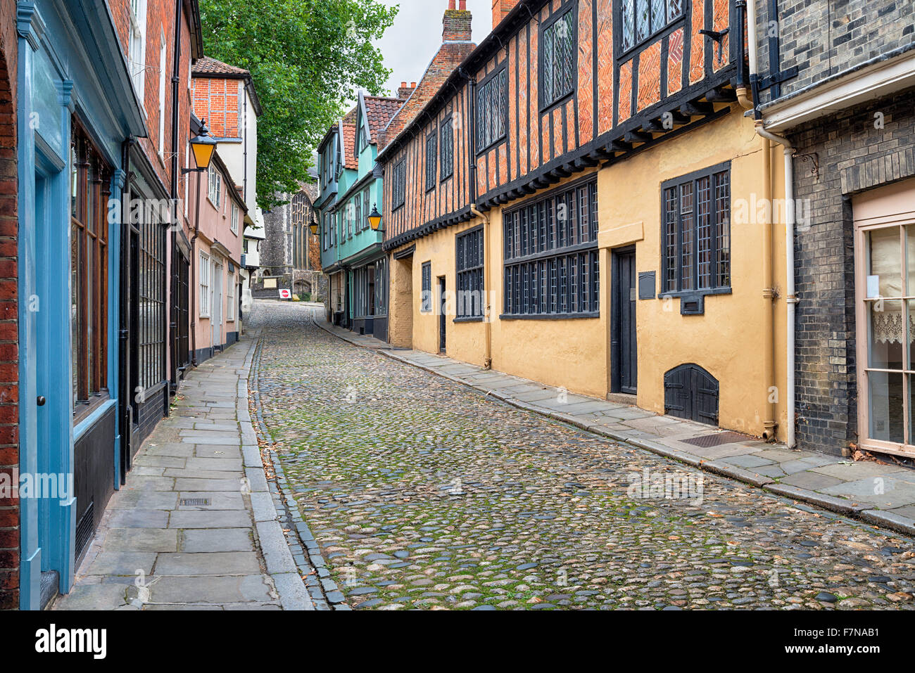 Tudor casas con entramados de madera y calles empedradas en Norwich en Norfolk Foto de stock