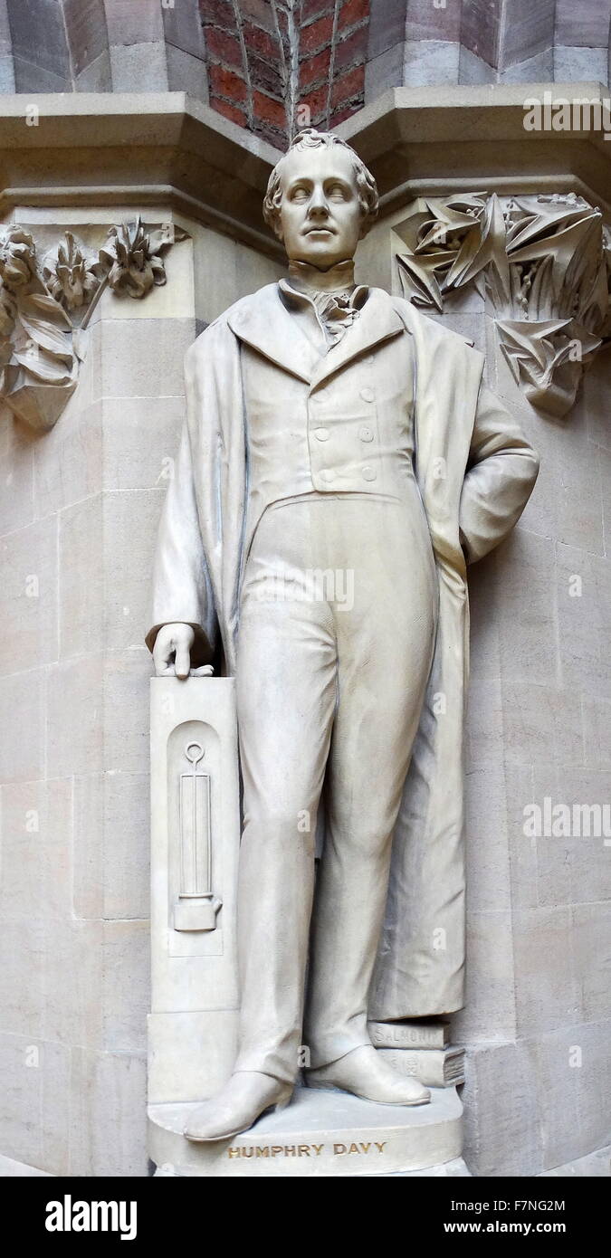 Estatua de Humphry Davy (1778-1829) químico de Cornualles e inventor. Ubicado en el Museo Natural de la Universidad de Oxford. Fecha 2009 Foto de stock