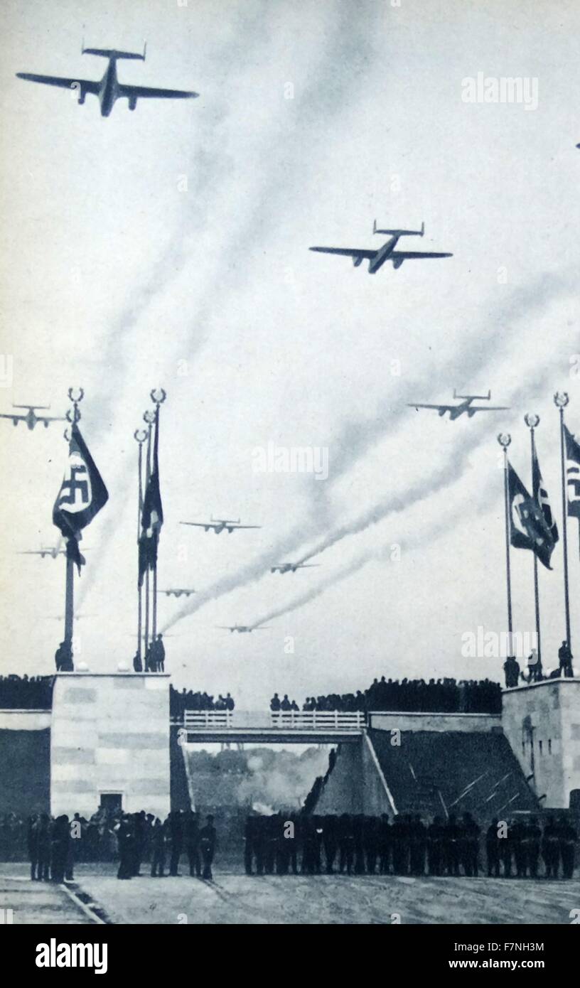 Fotografía de aviones de caza volando sobre un mitin Nazi. Fecha 1941 Foto de stock