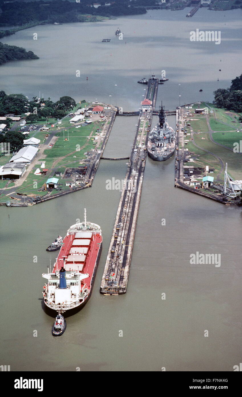 USS Iowa que atraviesan el Canal de Panamá, 1984 Foto de stock
