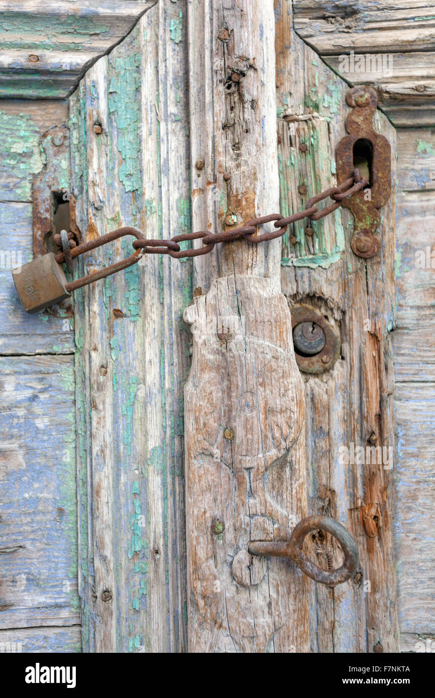 Close-up de la cadena de la puerta vieja, casco antiguo de Rethymno, Creta, Grecia Foto de stock