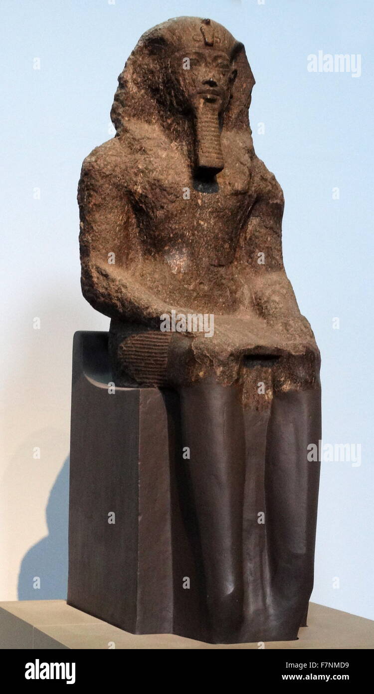 Sentado estatua de Ramsés II. Fecha XIX Dinastía, el reinado de Ramsés II. Foto de stock