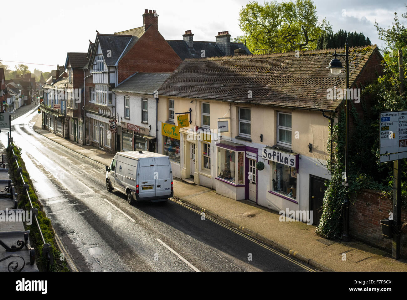 Temprano en la mañana la vista de la calle de camarera en Lyndhurst village Hampshire UK Foto de stock