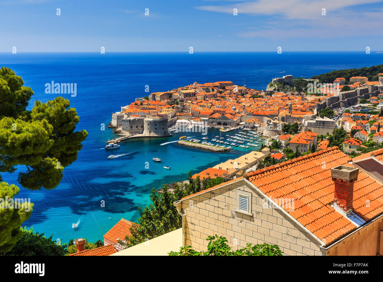 Dubrovnik, Croacia. Una vista panorámica de la ciudad amurallada. Foto de stock