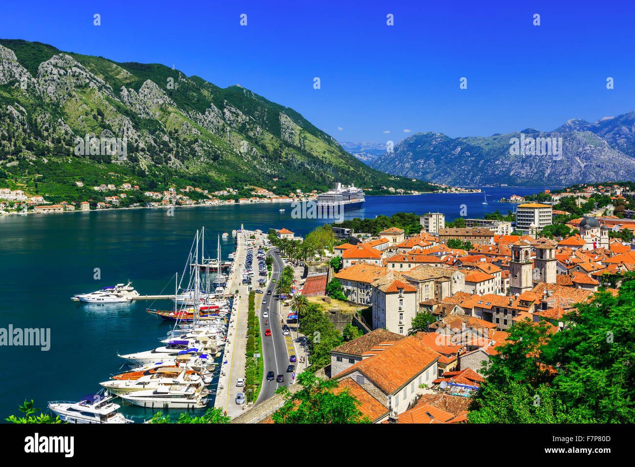 Bahía de Kotor, y el casco antiguo de la ciudad desde la montaña Lovcen. Montenegro Foto de stock