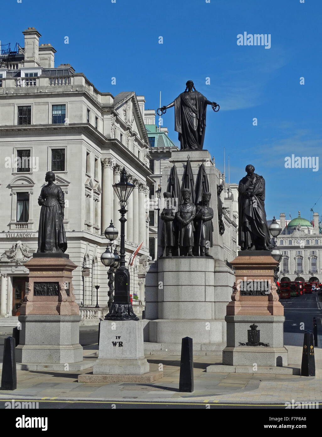 El Memorial de la guerra de Crimea y las estatuas de Florence Nightingale y Sidney Herbert, en St James's, Londres Foto de stock