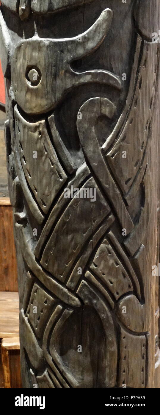 Anglosajón (recreación) poste de puerta tallada con la bestia. Inglés del siglo VIII. Foto de stock