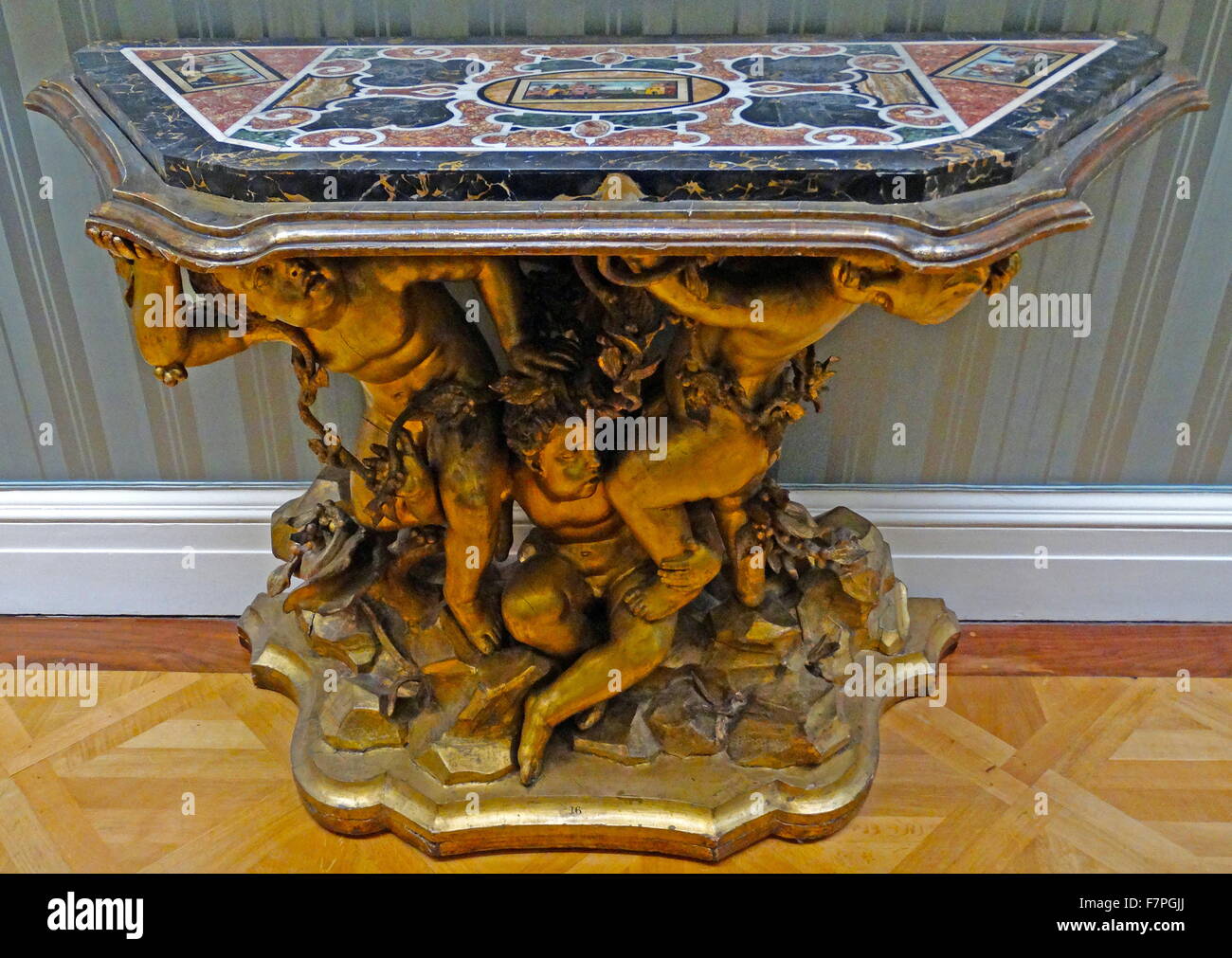Y tallada en madera de pino dorada mesa de consola desde Italia. Fecha del siglo XVIII Foto de stock