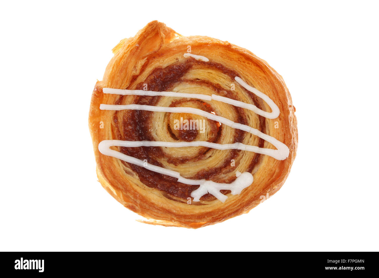 Cinnamon swirl pastelería danesa contra un blanco aislado Foto de stock