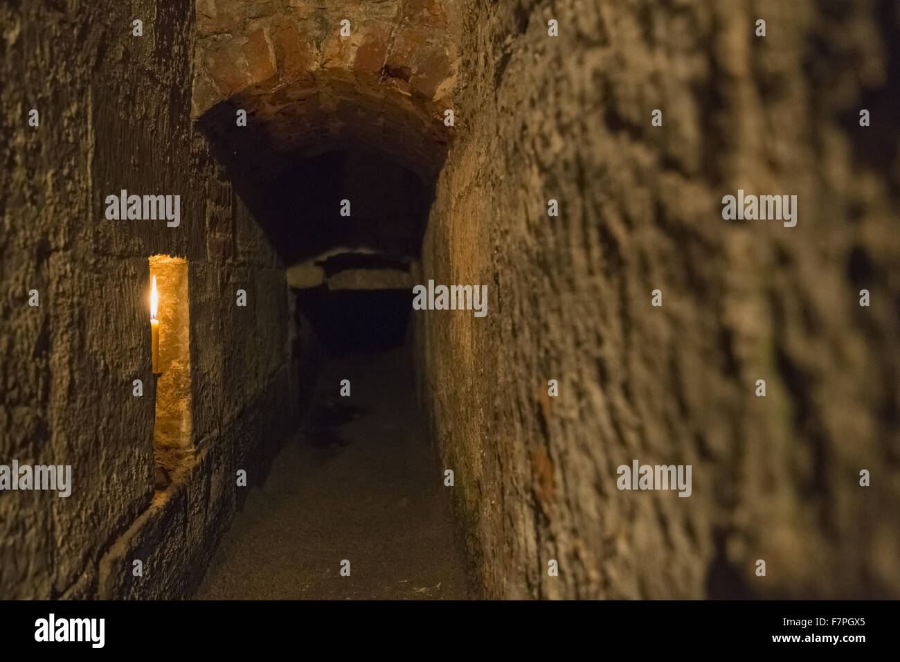 El agujero del sacerdote, antiguamente una alcantarilla medieval, debajo de la cocina, Baddesley Clinton, Warwickshire. El túnel recorre toda la longitud de la gama occidental de la casa y fue utilizado para albergar a los sacerdotes jesuitas a mediados del siglo xvi. Foto de stock