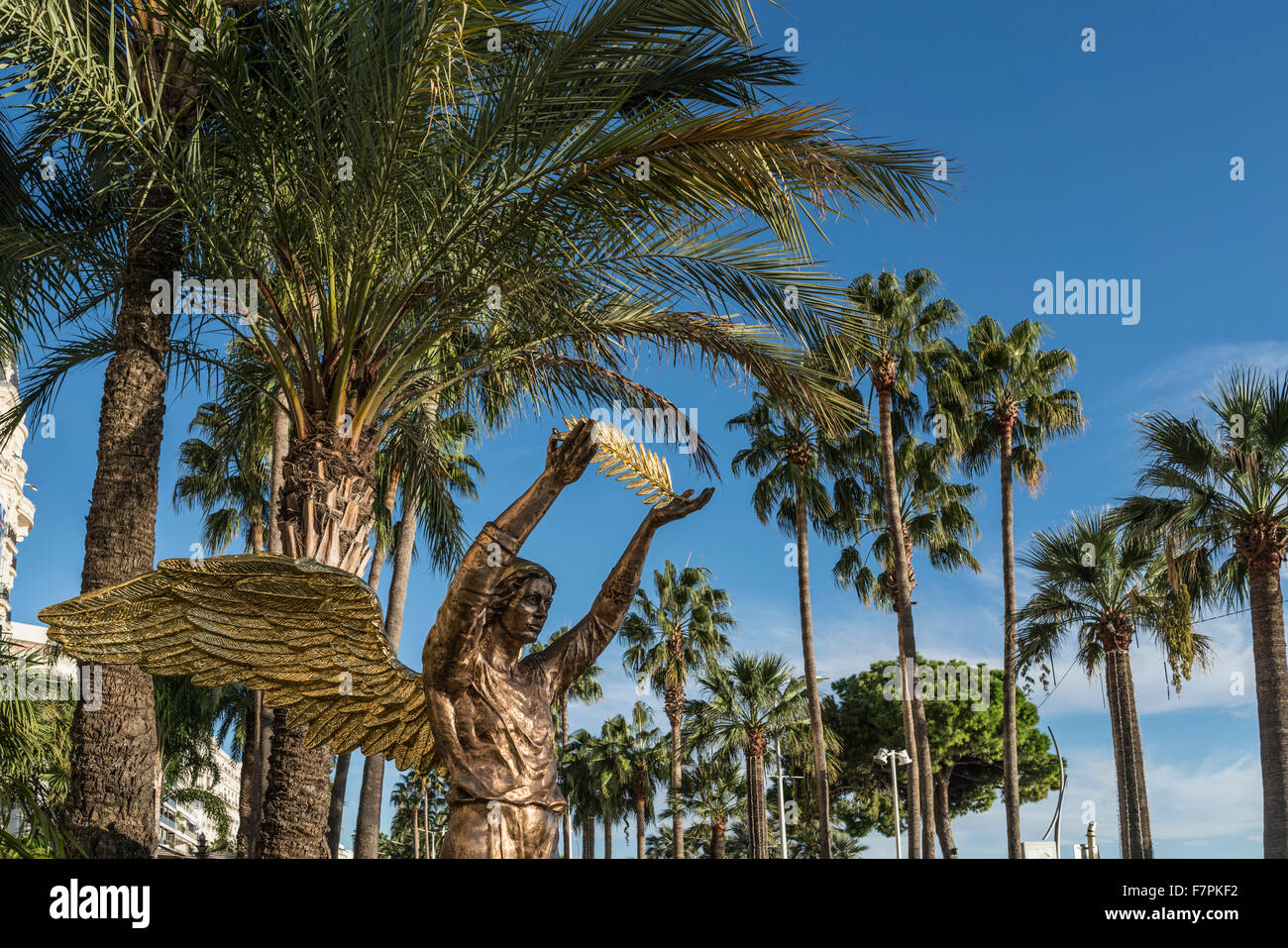 Escultura dorada en frente del Hotel Carlton, palmera, Cannes, Cote d'Azur, Francia Foto de stock