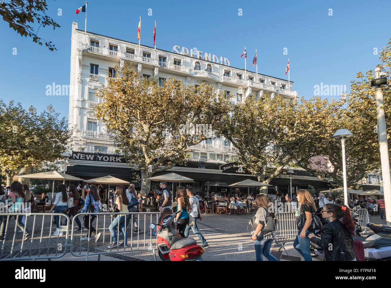 Espléndido hotel, con fachada, palmera, Cannes, Cote d'Azur, Francia Foto de stock