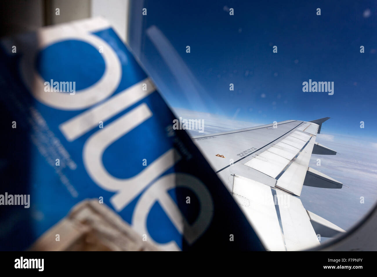 Vista de la ventana del avión Airbus A320, vief del cielo del ala Foto de stock