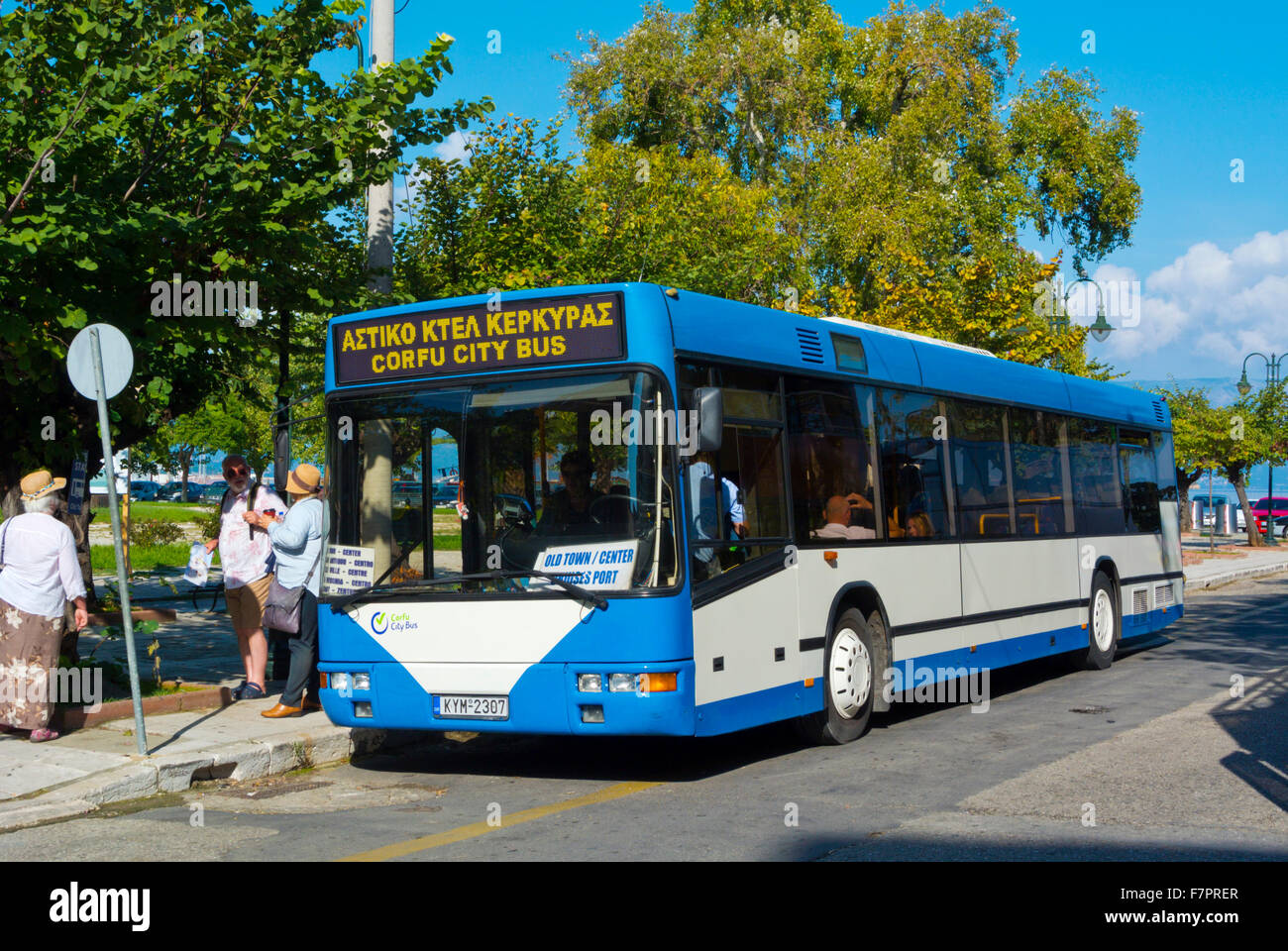 El autobús de transporte público, el viejo puerto, la plaza de la ciudad de  Corfú, las islas Jónicas, Grecia Fotografía de stock - Alamy