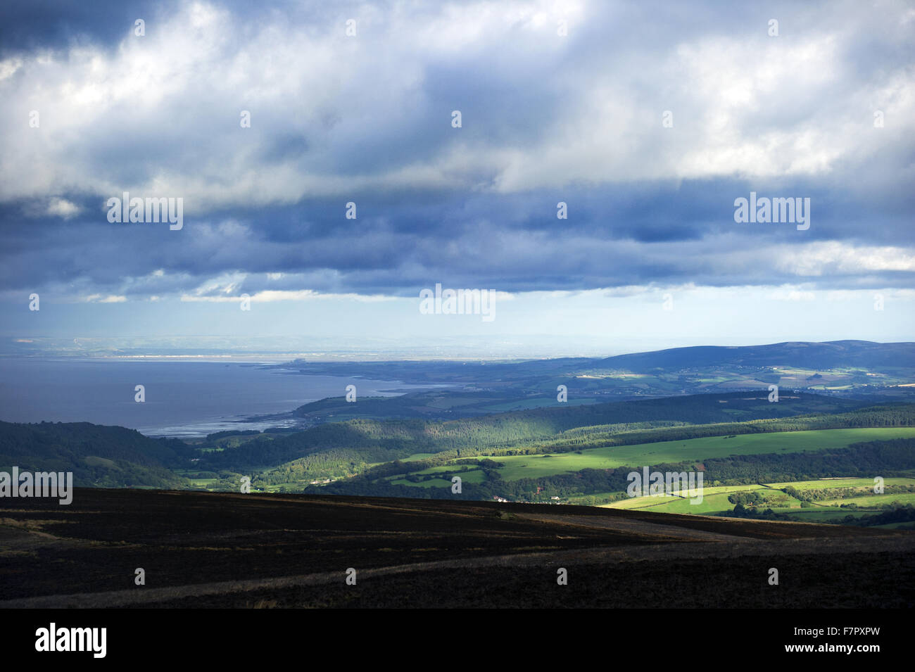 Vista hacia el Canal de Bristol de Dunkery Beacon, el punto más alto de Exmoor y parte de la finca, Holnicote Exmoor National Park, Somerset. Foto de stock