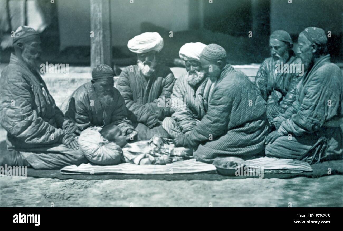 Las circuncisiones realizadas en las regiones musulmanas del Imperio Ruso (Turkmenistán circa 1875 Foto de stock